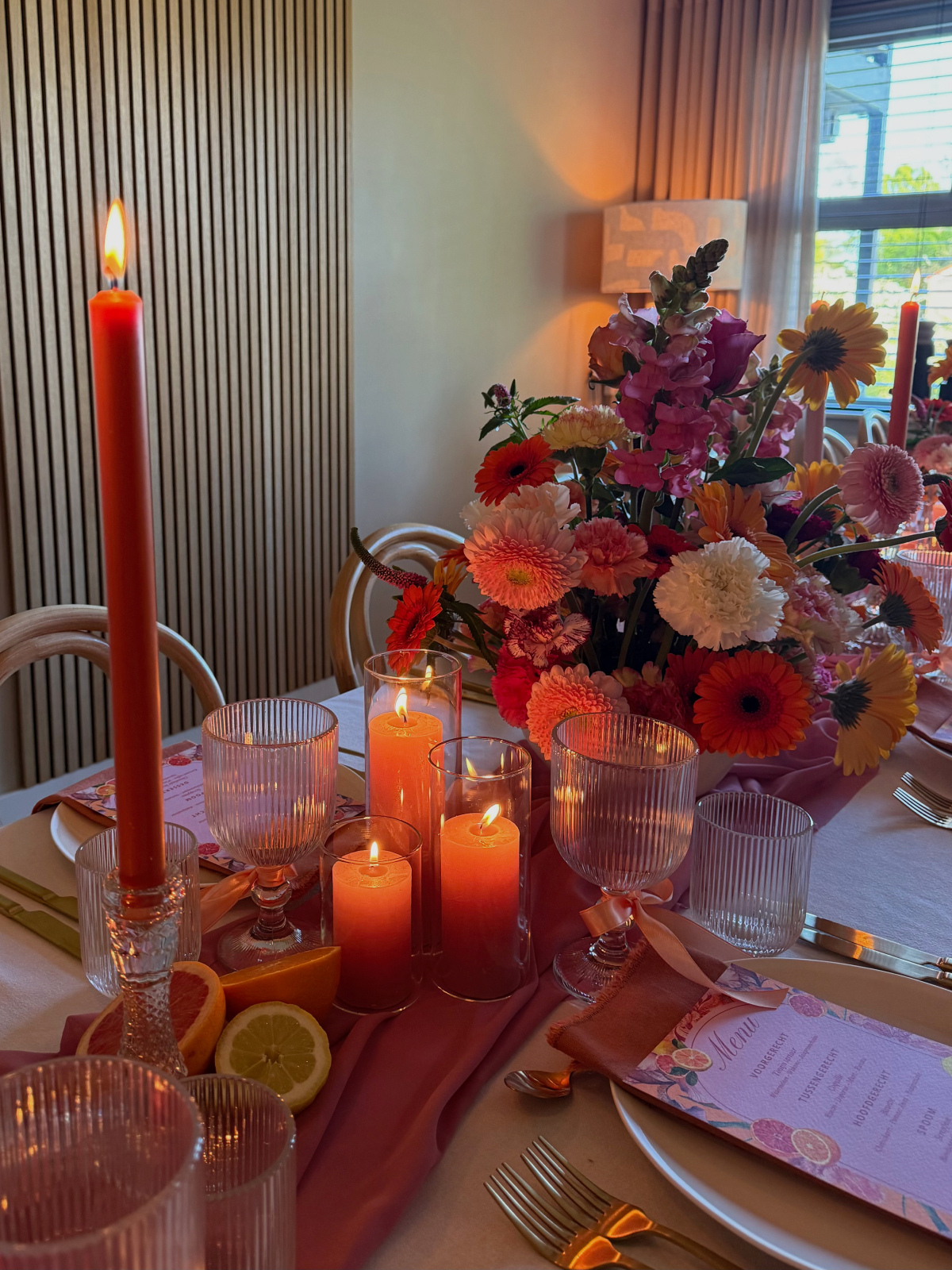 Kleurrijk verjaardagsdiner met bloemen - Amsterdam